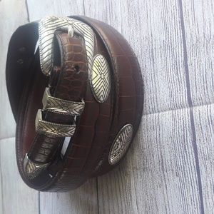 Roundtree & Yorke brown leather silver embellished vintage western Conncho belt